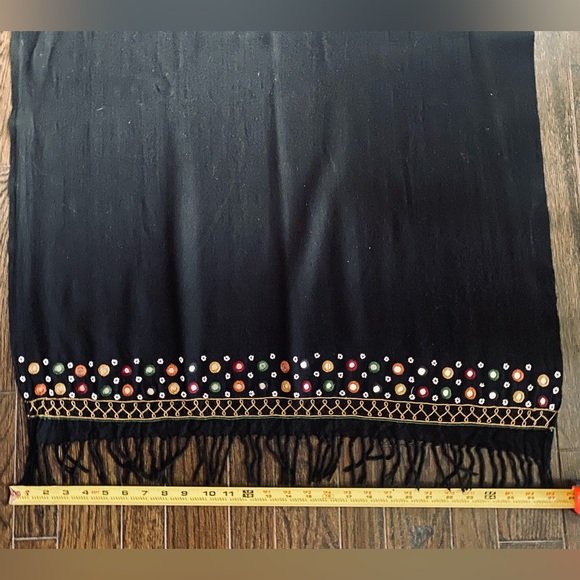 Beautiful soft wool full sized wrap/scarf with an intricate design 💝 - Picture 9 of 15